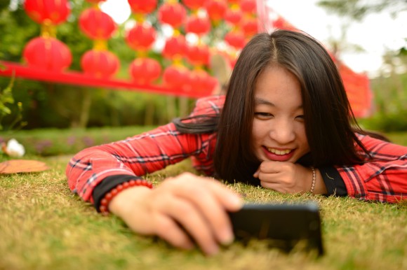 Chinesin mit Smartphone 