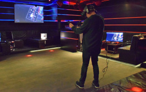 Virtual-Reality-Bar von Red or Blue Labs 