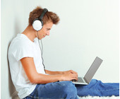 Junge hört Musik am Laptop