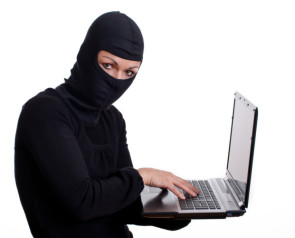 Hackerin mit Laptop Cybercrime Sicherheit 