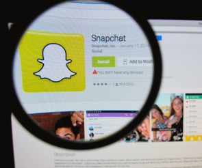 Snapchat-Webseite mit Lupe 