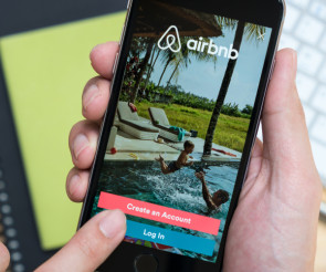 Airbnb-App auf dem Smartphone 