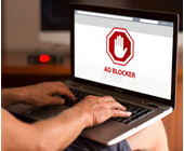 Mann nutzt Adblocker-Software am PC