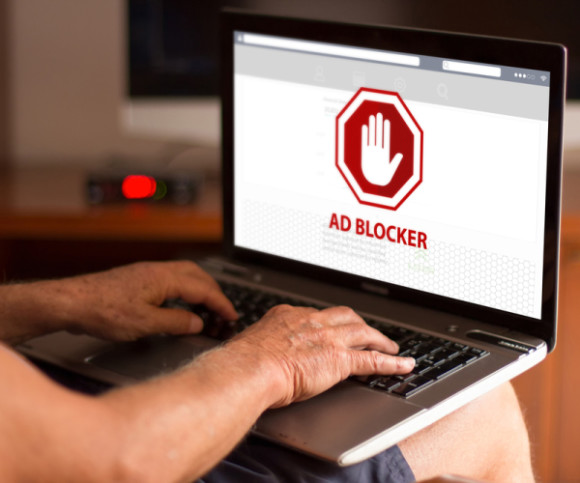 Mann nutzt Adblocker-Software am PC 