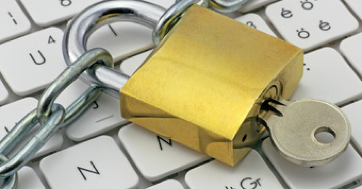Сохранение конфиденциальности информации. Защита персональных данных. Конфиденциальность информации в интернете. Компьютер с замком. Конфиденциальность и защита данных.