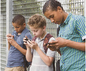 Jugendliche mit Smartphones