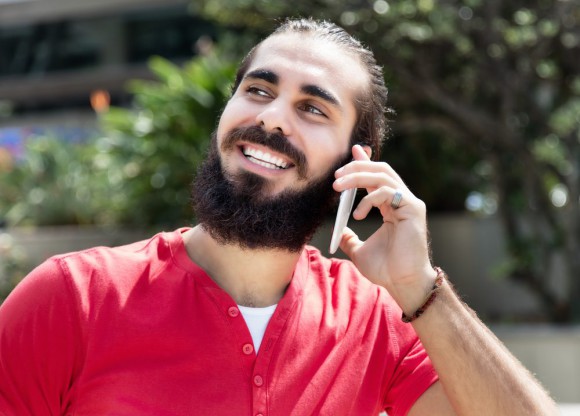 Türke telefoniert mit Smartphone 