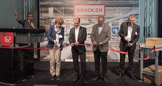 Die Erweiterungen in der Logistik wurden in einem feierlichen Akt dem Betrieb übergeben. v.l.: Andy Wolf, Moderator, Erna Bieri-Hunkeler, Stadtpräsidentin Willisau, Roland Brack, Gründer und Inhaber Competec-Gruppe, Regierungsrat Robert Küng, Leiter BUWD, Kanton Luzern, Daniel Hauser, Head of Region Central Europe & Middle East, Swisslog AG Über 2000 Teilnehmer besuchten Competec-Hausmesse und Logistik in Willisau