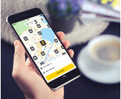 Mann im Taxi mit App