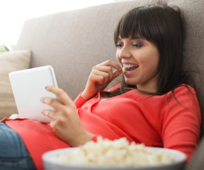 Frau schaut auf dem Tablet eine Serie 