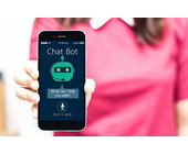 Frau mit Chatbot