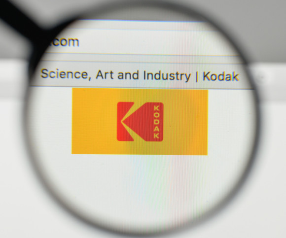 Kodak Logo durch eine Lupe 
