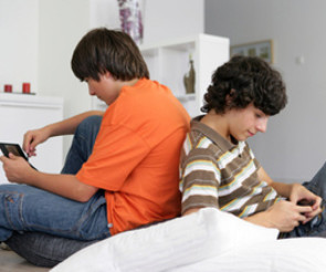 Teenager spielen am Handy 