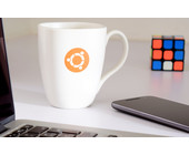 Ubuntu Logo auf Tasse im Hitergrund