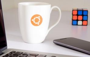 Ubuntu Logo auf Tasse im Hitergrund 