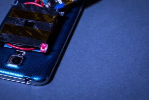 Ladezelle auf der Rückseite eines Smartphons