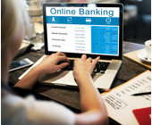 Online-Banking-Rechner-Schreibtisch_Nutzerin
