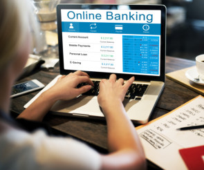 Online-Banking-Rechner-Schreibtisch_Nutzerin 
