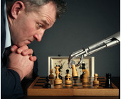 Mann spielt Schach gegen KI