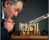 Mann spielt Schach gegen KI