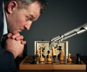 Mann spielt Schach gegen KI 