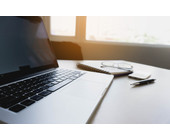 Macbook auf dem Schreibtisch