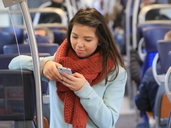 Frau Handy Ubahn 