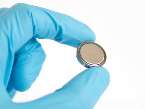 Die Forschenden stellten im Labor Aluminium-Knopfbatterien her – das Gemäuse ist aus Edelstahl gefertigt, das Innere ist mit Titannitrid beschichtet, um es korrosionsbeständig zu machen