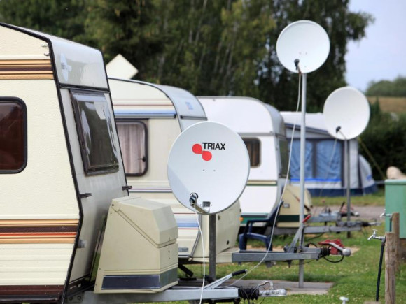 Fernsehen im Campingurlaub: Diese Möglichkeiten gibt es 