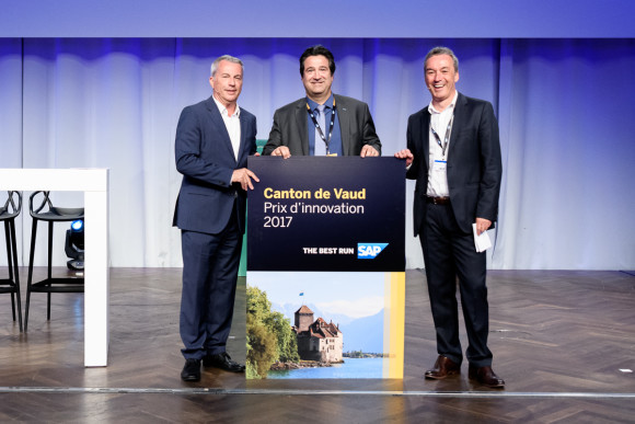 Patrick Amuru (mitte), Leiter der Informatiksysteme des Kantons Waadt, mit Alain Lutz von SAP Schweiz (rechts) und dem Moderator Reto Lipp (links)