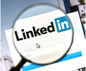 LinkedIn Logo unter Lupe