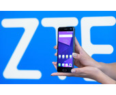 ZTE-Logo mit Smartphone