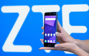 ZTE-Logo mit Smartphone 