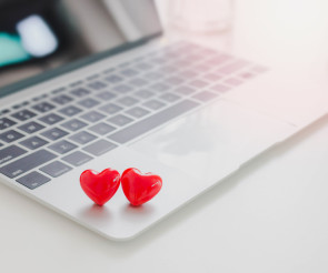 Zwei rote Herzen auf einem Laptop 
