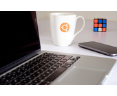 Ubuntu-Tasse neben Notebook