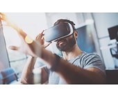 Mann mit VR-Brille