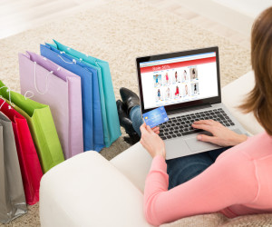 Frau kauft im Web ein