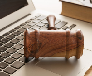 Richterhammer auf dem Laptop 